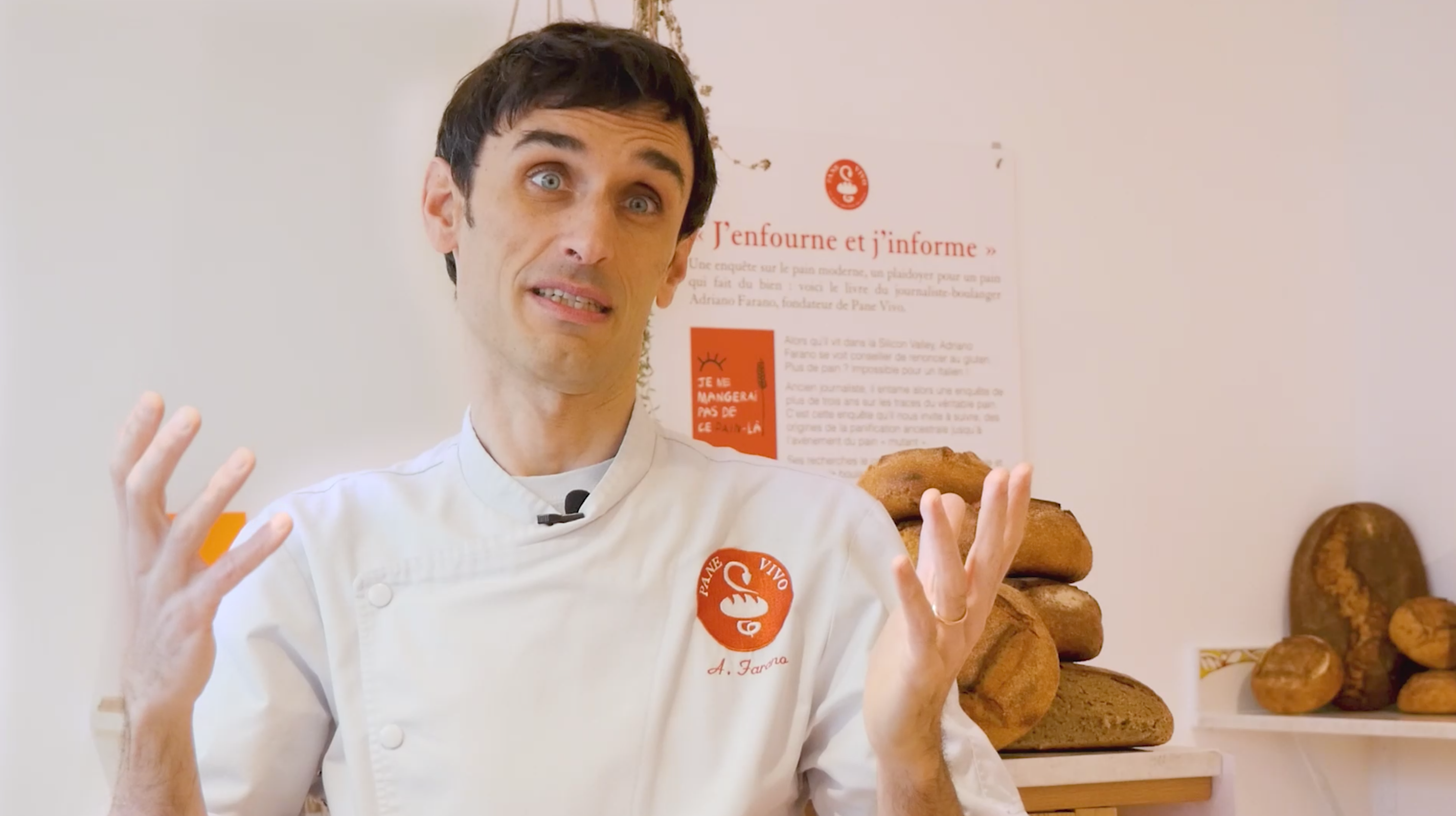 Charger la vidéo : Adriano Farano explique les bienfaits de Pane Vivo : gluten digeste, indice glycémique faible et forte teneur en fer et en magnésium.